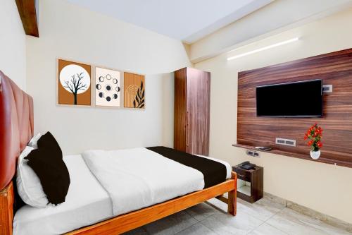 une chambre avec un lit et une télévision à écran plat dans l'établissement Super Collection O Vellore Near CMC Hospital Formerly Geetha Residency, à Vellore