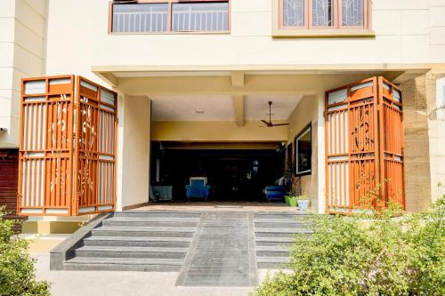Eine Fassade oder ein Eingang zu Super Collection O Vellore Near CMC Hospital Formerly Geetha Residency