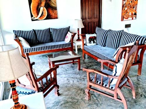Ruang duduk di Ardeen Villa - superb 3 bedroom beachfront BB for 6, in Ranna- Tangalle- free pick up or drop off for 7 night stays, serviced, taxes included