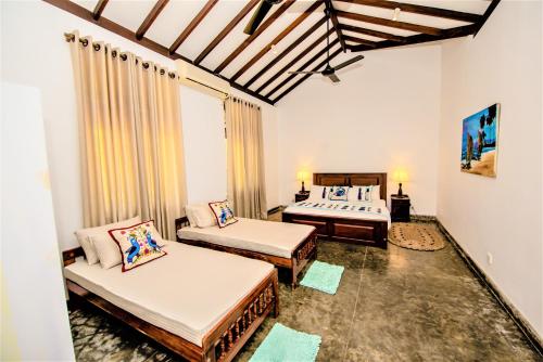 Katil atau katil-katil dalam bilik di Ardeen Villa - superb 3 bedroom beachfront BB for 6, in Ranna- Tangalle- free pick up or drop off for 7 night stays, serviced, taxes included