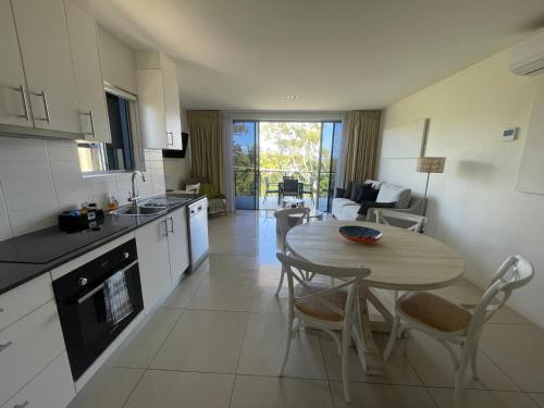 Kuchyň nebo kuchyňský kout v ubytování Luxe Resort Units Urangan Esp Hervey Bay Marina Ocean Views Pool