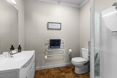 ネイピアにあるCathedral viewsのトイレと洗面台を備えた白いバスルーム
