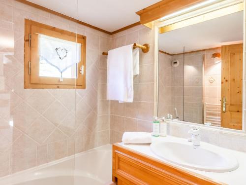 Appartement spacieux 3 chambres au pied des pistes avec parking - FR-1-411-994