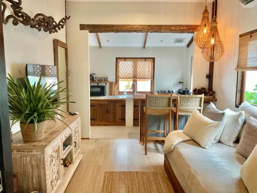 un soggiorno con divano e cucina di Boutique Beach Cottage - Steps to Beach a Nathon Bay