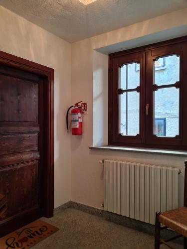 a room with a window and a fire extinguisher at Romantic Suite Privèe Oberje in Oulx