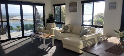 Un lugar para sentarse en Sunset Beach House 1770 Level 3
