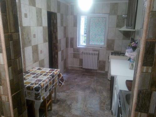 a small kitchen with a table and a window at Apartament Mery in Constanţa