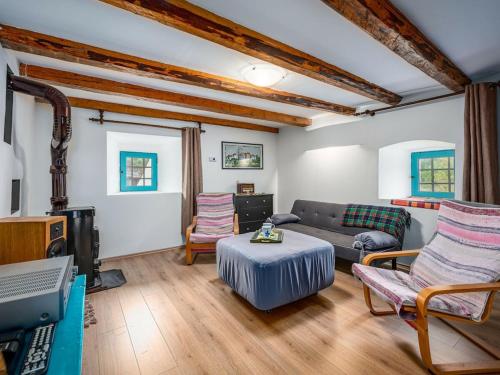 un soggiorno con un divano e un tavolo di Holiday home Dane 22 a Dane