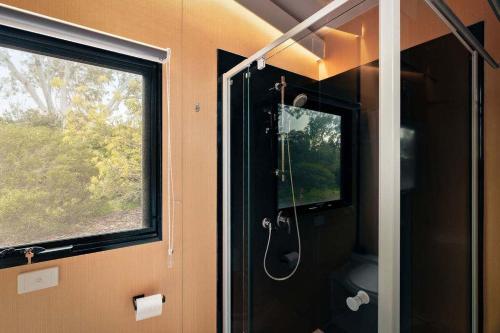 Ένα μπάνιο στο Alma Tiny House by Tiny Away