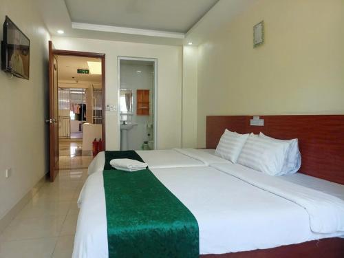 Una cama o camas en una habitación de catba sunrise hotel