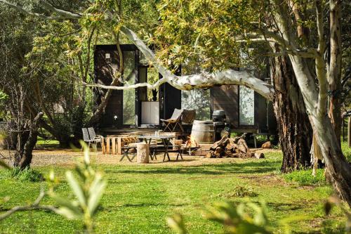 Un jardín fuera de Grove at Peasant Farm by Tiny Away