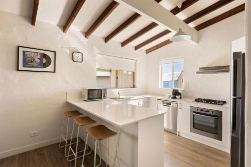 Dapur atau dapur kecil di Canal Rocks Beachfront Apartments