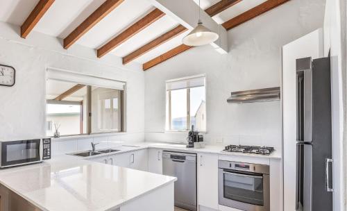 Dapur atau dapur kecil di Canal Rocks Beachfront Apartments