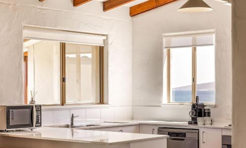 Dapur atau dapur kecil di Canal Rocks Beachfront Apartments