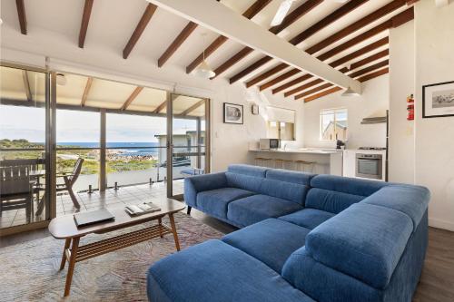 Dapur atau dapur kecil di Canal Rocks Beachfront Apartments
