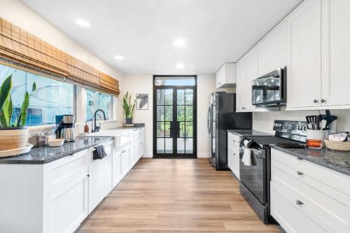 Η κουζίνα ή μικρή κουζίνα στο Spacious Inverness house near lake