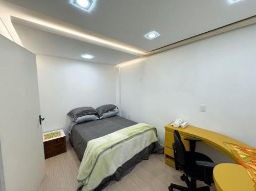 a bedroom with a bed and a desk in it at G1 Fashion ap 102 in Caxias do Sul