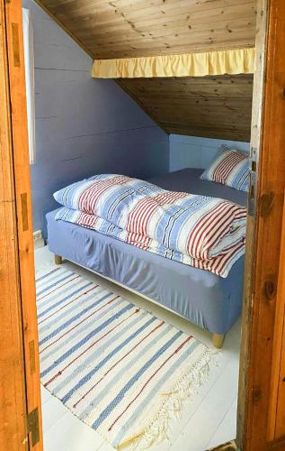 a bunk bed in a wooden bunk bed room at Traditional Cabin With Fjord Views In Skjoldastraumen in Skjoldastraumen