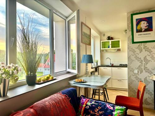 - une cuisine avec un canapé et une table dans une chambre dans l'établissement ARVA NARVA new boutique apt, Netflix, Old Town, à Narva