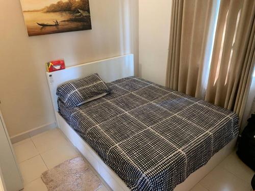 Una cama o camas en una habitación de Luxe Apartments