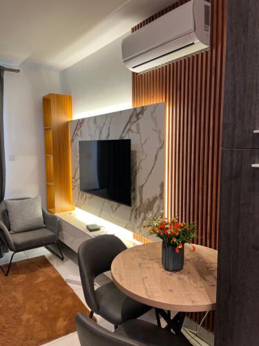 Μια τηλεόραση ή/και κέντρο ψυχαγωγίας στο Easy stay at Loxwood