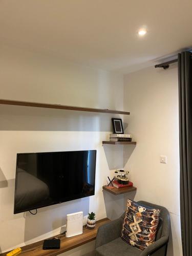 Μια τηλεόραση ή/και κέντρο ψυχαγωγίας στο Easy stay at Loxwood