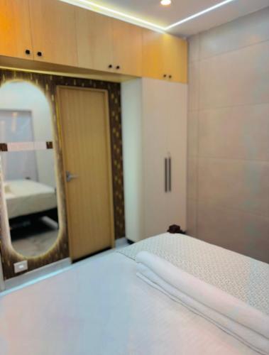 - une chambre avec une porte, un miroir et un lit dans l'établissement 2 bhk luxury independant heritage villa, à Trivandrum