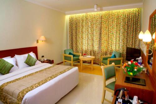Ein Bett oder Betten in einem Zimmer der Unterkunft Sangam Hotel, Thanjavur