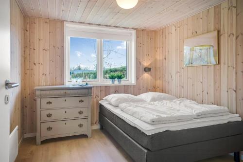 Katil atau katil-katil dalam bilik di Wooden House With Direct Access To The Sea