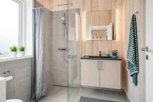 Bilik mandi di Wooden House With Direct Access To The Sea