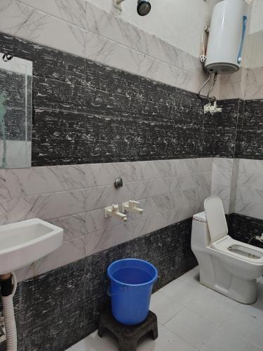 a bathroom with a toilet and a sink at Shri prabhu dham- Near Prem Mandir in Vrindāvan