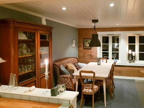 ein Wohnzimmer mit Tisch und Couch in der Unterkunft Family Cabin By The Fjord In Tysnes in Uggdalseidet