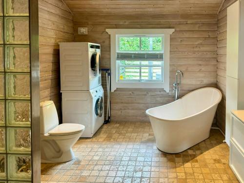 Ένα μπάνιο στο Log Cabin With Activity Room Near Gudmindrup
