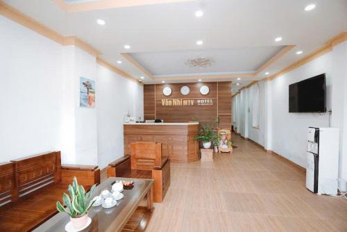 un grand hall d'entrée avec une salle d'attente et une télévision dans l'établissement Vân Nhi MTV Hotel, à Đà Lạt