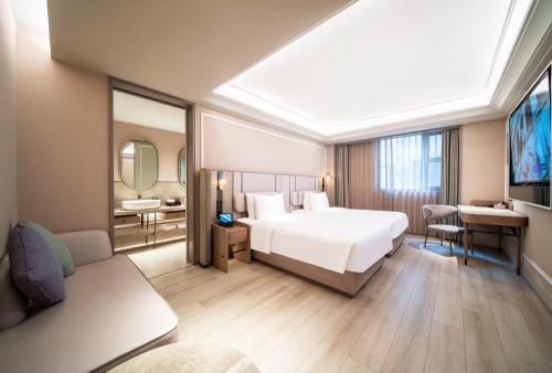 una habitación de hotel con una cama y un espejo en Mercure Shanghai Lujiazui, en Shanghái
