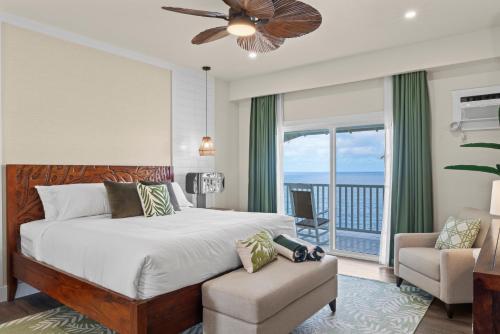 Una cama o camas en una habitación de Hamakua Hotel