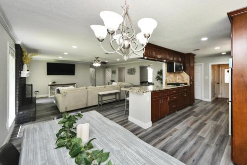 コンローにある4-BR Family Retreat in Quiet Conroe Neighborhoodのソファとシャンデリアのあるキッチンとリビングルーム