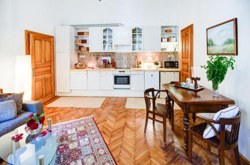 ブダペストにあるRustic Eleganceのリビングルーム(テーブル付)、キッチン
