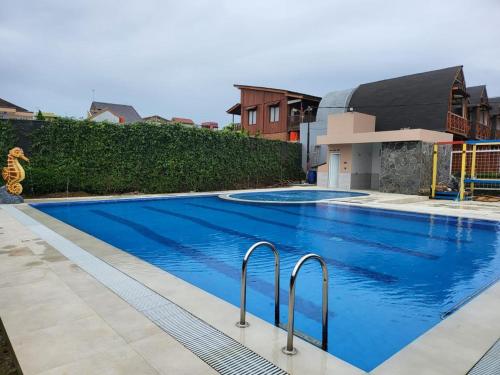 una piscina con acqua blu in un edificio di Oase Resort Bandung a Bongkor 1