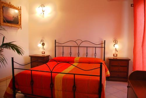 CorsanoにあるNotti Salentineのベッドルーム1室(ベッド1台、ナイトスタンド2台付)