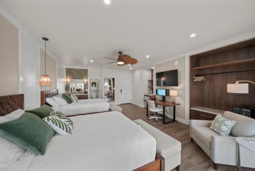 Una cama o camas en una habitación de Hamakua Hotel