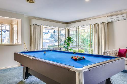Una mesa de billar en una sala de estar con billar. en StayAU Family Retreat with Pool Table in Cranbourne, en Cranbourne