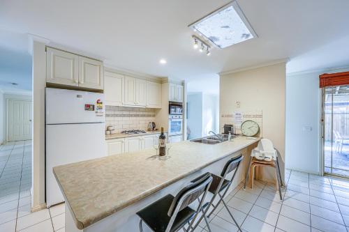 Una cocina o zona de cocina en StayAU Family Retreat with Pool Table in Cranbourne