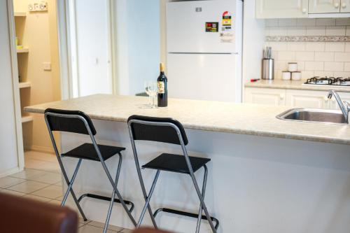 Una cocina o zona de cocina en StayAU Family Retreat with Pool Table in Cranbourne