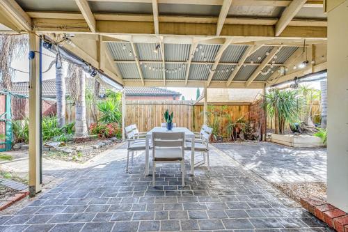 Jardín al aire libre en StayAU Family Retreat with Pool Table in Cranbourne