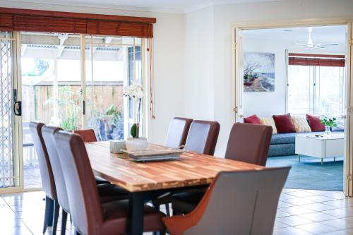 Zona de estar de StayAU Family Retreat with Pool Table in Cranbourne