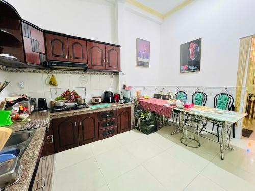 O bucătărie sau chicinetă la Hà An Homestay Nguyên Căn