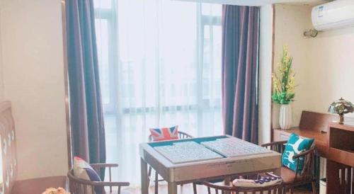 a room with a table and chairs and a window at James Joyce Coffetel Guilin Railway Station Xiangbi Mountain Liangjiang Sihu Wharf in Guilin