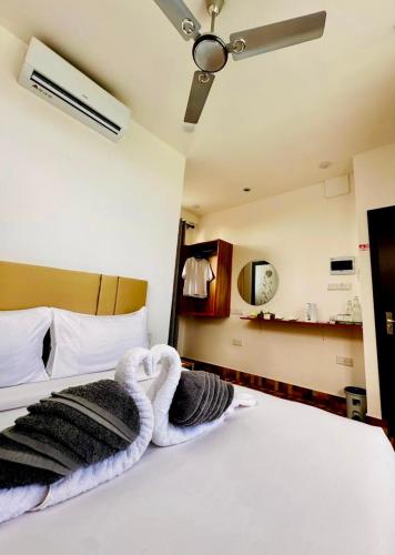 Letto o letti in una camera di KANBULO House Maldives