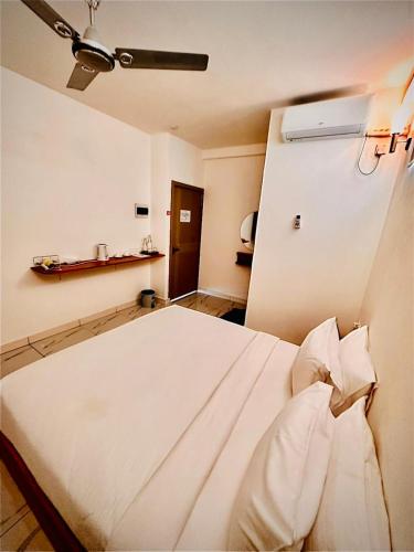 Letto o letti in una camera di KANBULO House Maldives